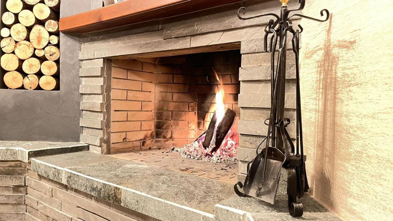 Heart Of Cozy Loft With Fireplace *