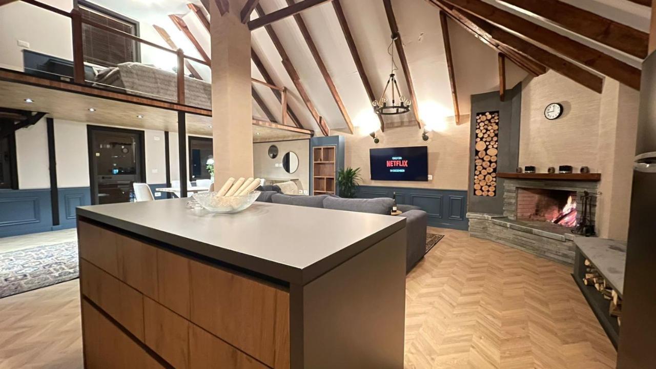 Heart Of Cozy Loft With Fireplace *