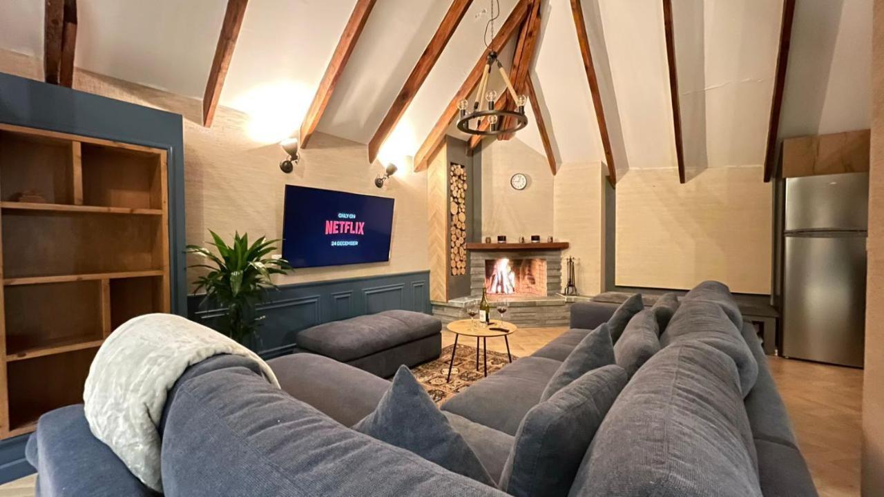 Heart Of Cozy Loft With Fireplace *