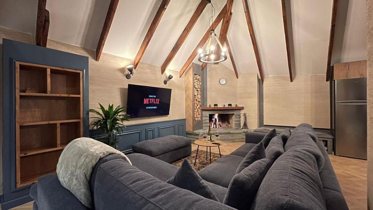 Heart Of Cozy Loft With Fireplace
