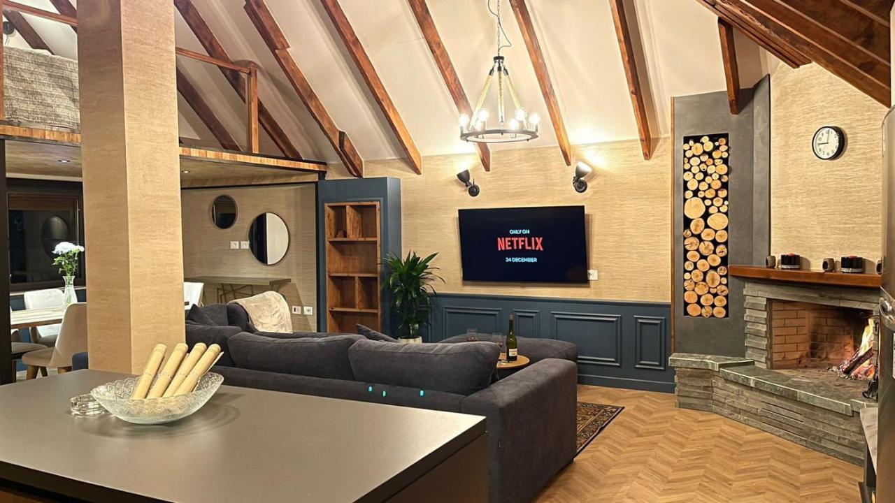 Heart Of Cozy Loft With Fireplace