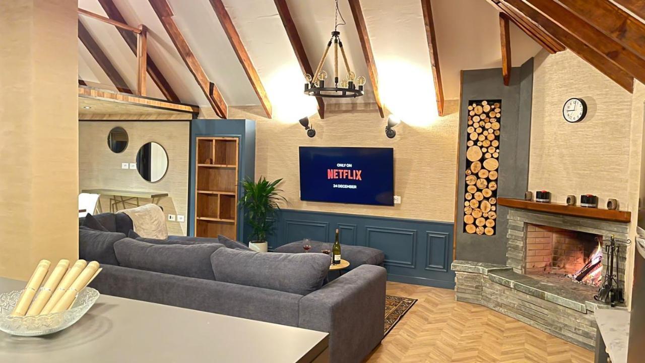 Heart Of Cozy Loft With Fireplace *